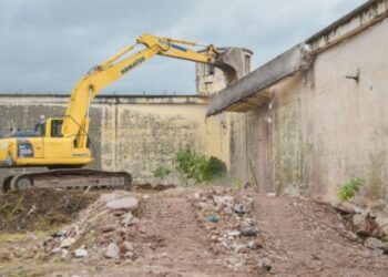 Comenzó la demolición de un muro de la ex cárcel San Martín