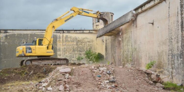 Comenzó la demolición de un muro de la ex cárcel San Martín