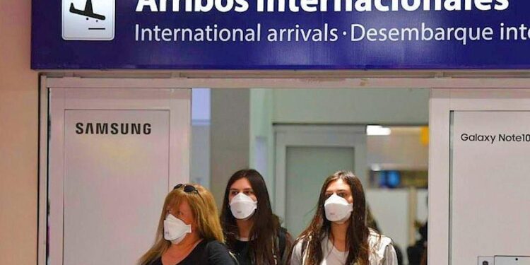 El Gobierno anunció que se suspenden los vuelos desde Brasil, Chile y México