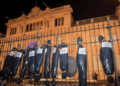 Profundo rechazo a las bolsas simulando cadáveres frente a la Casa de Gobierno