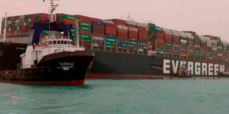 La navegación por el Canal de Suez se encuentra suspendida por el buque encallado