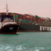 La navegación por el Canal de Suez se encuentra suspendida por el buque encallado