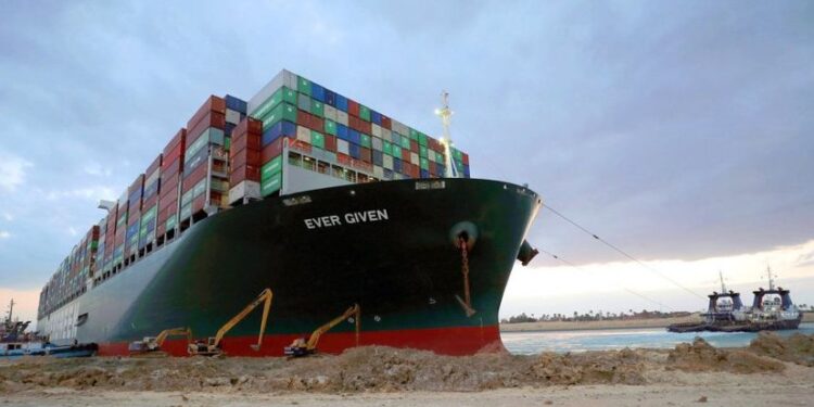 Reflotan el buque Ever Given y se reanuda el tráfico en el Canal de Suez