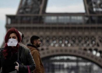 Francia vuelve al confinamiento por un mes