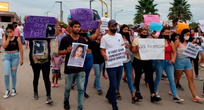Familiares y amigos marcharon para pedir justicia tras el femicidio de Katherine Saavedra