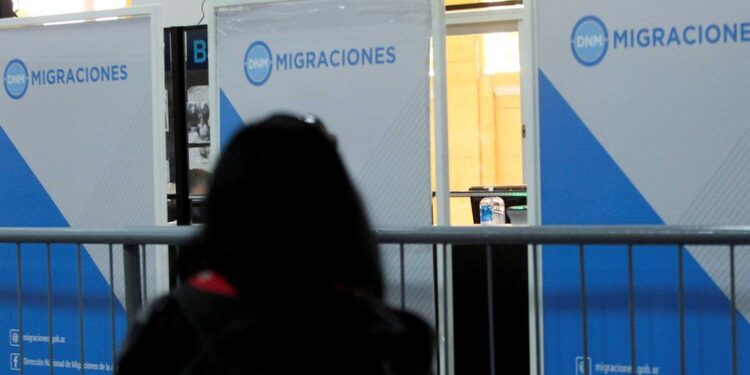 El Gobierno anuló el decreto de Macri que impedía el ingreso al país de extranjeros con antecedentes