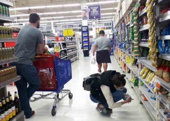 El Gobierno busca congelar el precio de 120 artículos esenciales hasta diciembre