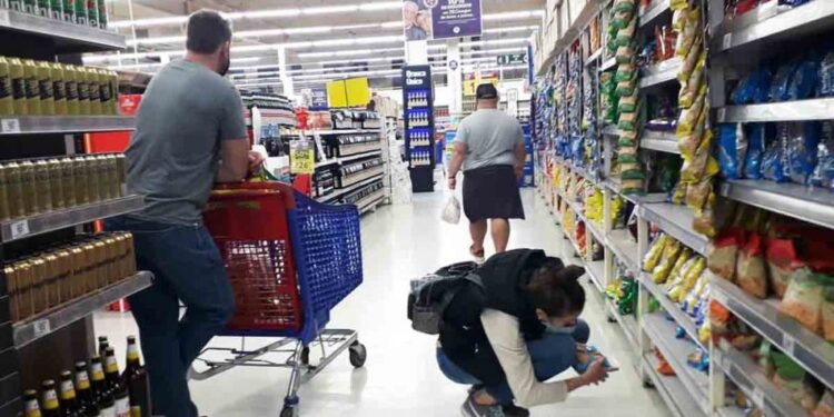 El Gobierno busca congelar el precio de 120 artículos esenciales hasta diciembre