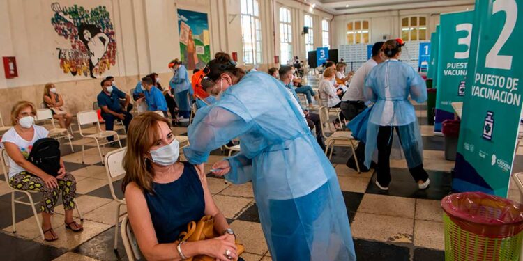 Extienden horarios de atención en vacunatorios de la capital