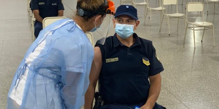 Vacunación Covid-19: culminó la colocación de la primera dosis a la Policía