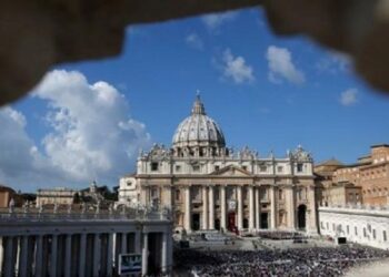 El Vaticano rechaza la bendición a parejas del mismo sexo