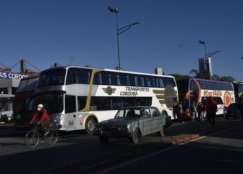 Transportistas de turismo realizaron una protesta en la Terminal