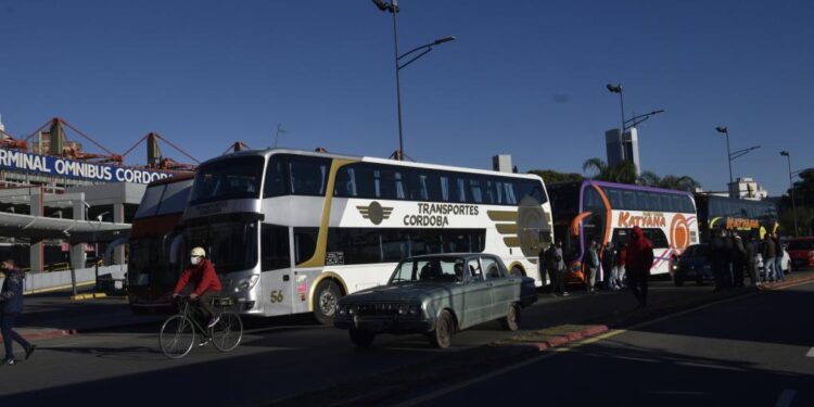 Transportistas de turismo realizaron una protesta en la Terminal