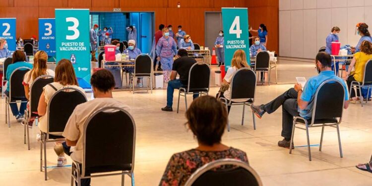 El miércoles se vacunaron 13.536 personas contra el Covid-19