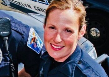 Imputarán con el cargo de homicidio a la expolicía que disparó y mató a un ciudadano afroamericano en Minnesota