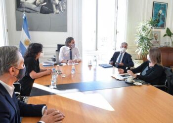 El Gobierno definió que el transporte deberá circular con ventanillas abiertas