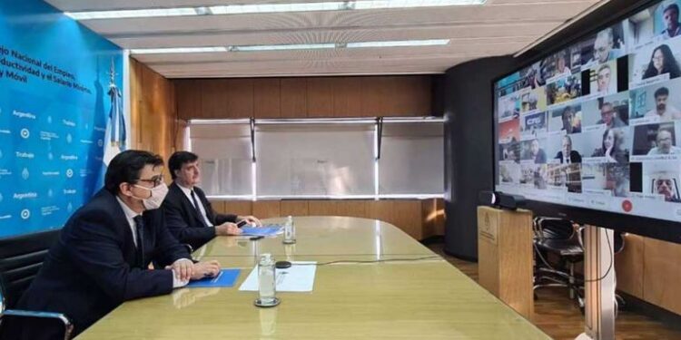 Se acordó un aumento del 35 por ciento en el salario mínimo en siete tramos