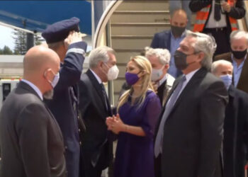 Alberto Fernández llegó a Portugal, primera parada de su gira por Europa