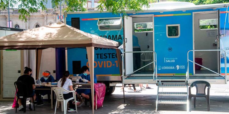 Operativo de testeo y vacunación en barrios de la Capital