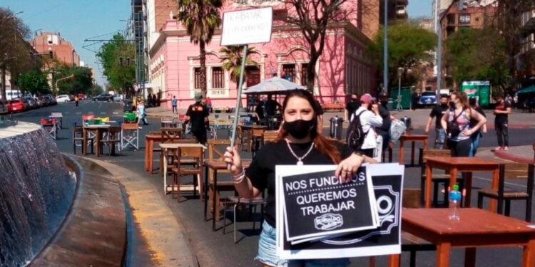 Protesta de dueños de bares en Córdoba por las restricciones