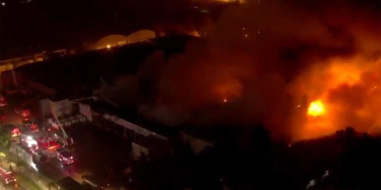 Voraz incendio en una planta panificadora de San Fernando