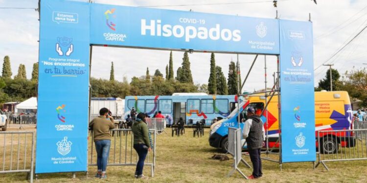 Las carpas sanitarias y de Registro Civil atienden en Alta Córdoba y Maipú II