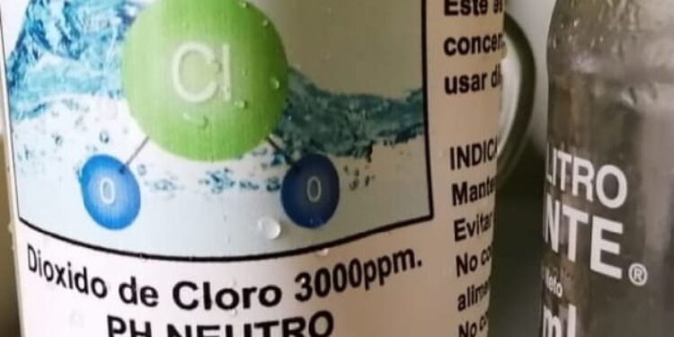 Una bebé está grave por tomar una mamadera con dióxido de cloro