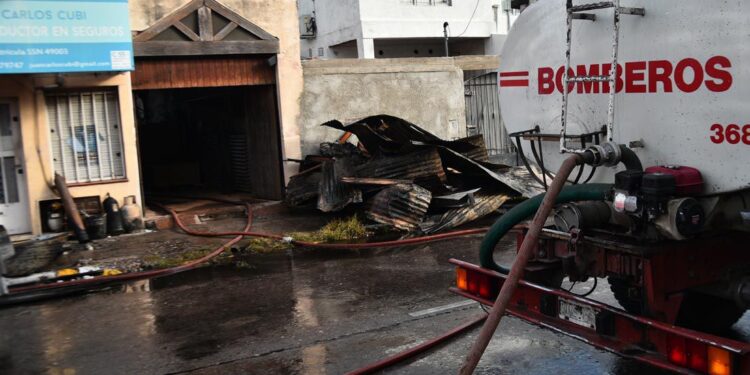 Incendio en una carpintería de barrio Alto Alberdi dejó dos lesionados