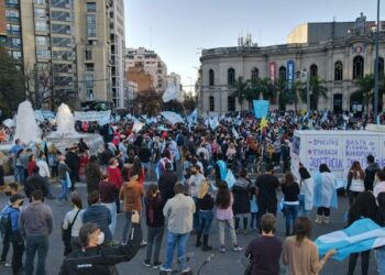 Protestas contra la cuarentena en varias ciudades del país