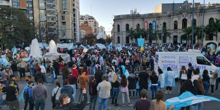 Protestas contra la cuarentena en varias ciudades del país