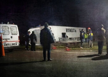 Dos muertos y al menos 35 heridos tras el vuelco de un micro en la Ruta 2