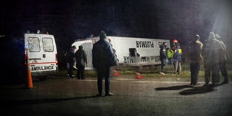 Dos muertos y al menos 35 heridos tras el vuelco de un micro en la Ruta 2