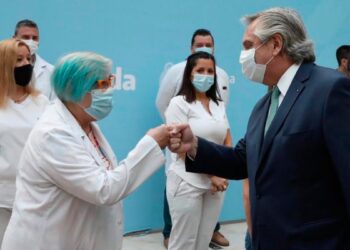 Alberto Fernández presentó un proyecto para jerarquizar la enfermería