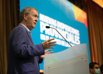 Schiaretti pidió a la población disminuir la circulación y que se inscriban para vacunación