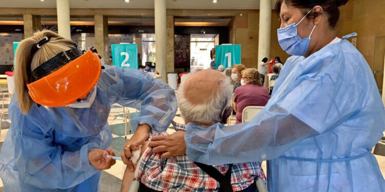 Mayores de 70 podrán recibir la primera dosis contra el Covid-19 sin turno previo