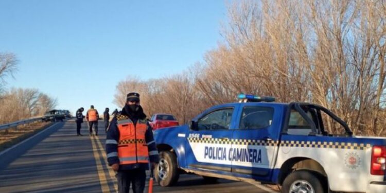 Un hombre chocó contra un caballo y murió