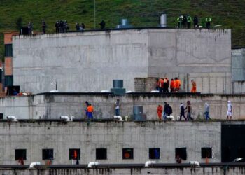 Al menos 18 muertos y cerca de 50 heridos por motines en dos cárceles de Ecuador