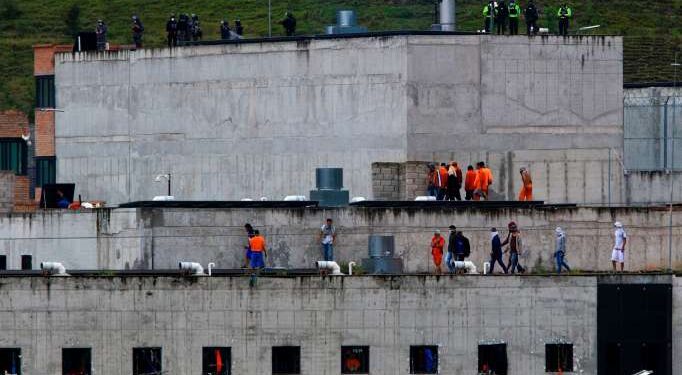 Al menos 18 muertos y cerca de 50 heridos por motines en dos cárceles de Ecuador