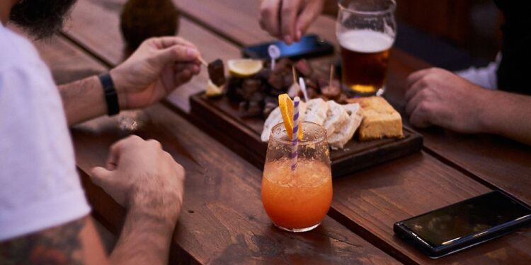 Flexibilizan horarios para bares y restaurantes en Córdoba