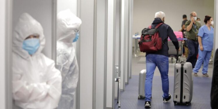 Salud aisló a 160 personas, tras el caso del viajero con la variante Delta
