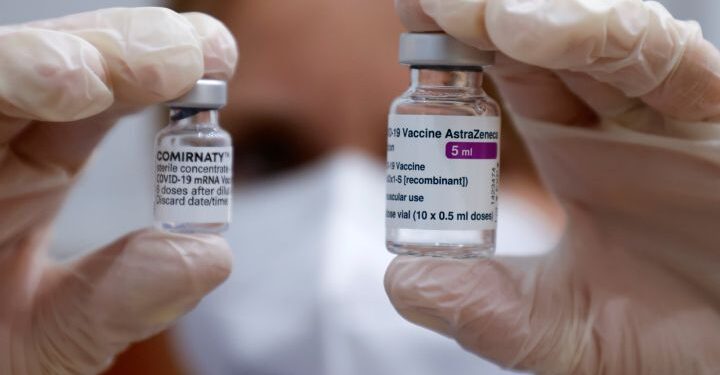 Estudio evidencia la eficacia de combinar vacunas AstraZeneca y Sputnik V
