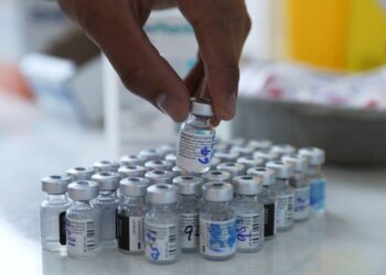 Devuelven 470 dosis de vacunas tras ser almacenadas por error en un freezer