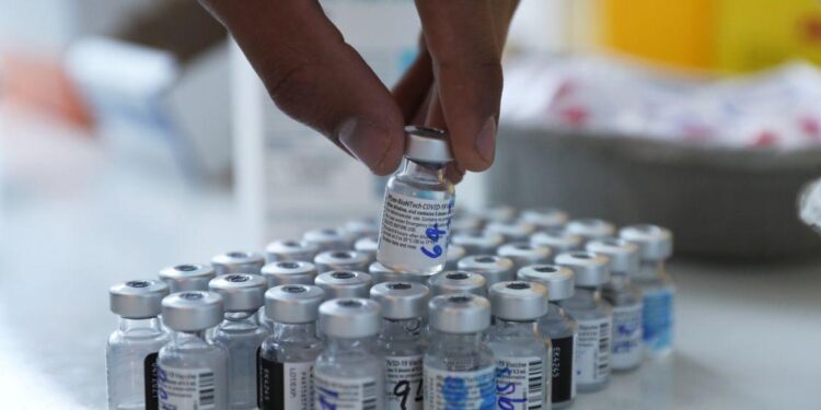 Devuelven 470 dosis de vacunas tras ser almacenadas por error en un freezer