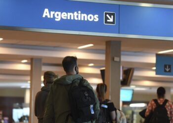 Un viajero volvió de Miami con la variante Delta, rompió el aislamiento y hay preocupación en el país