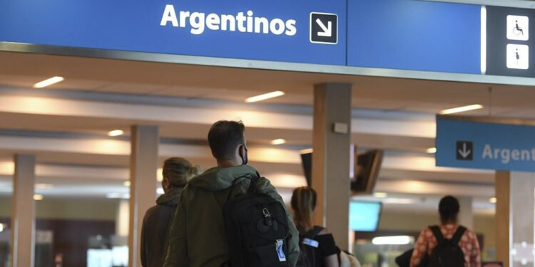 Un viajero volvió de Miami con la variante Delta, rompió el aislamiento y hay preocupación en el país
