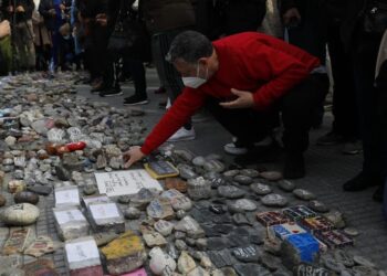 El Gobierno creará un espacio en memoria de los fallecidos por Covid con las piedras de la marcha