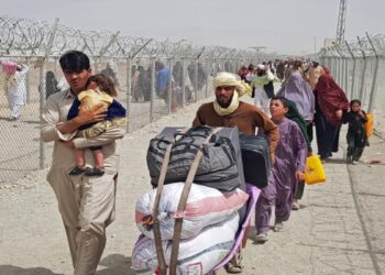 Miles de personas intentan huir de Kabul tras la toma del poder de los talibanes