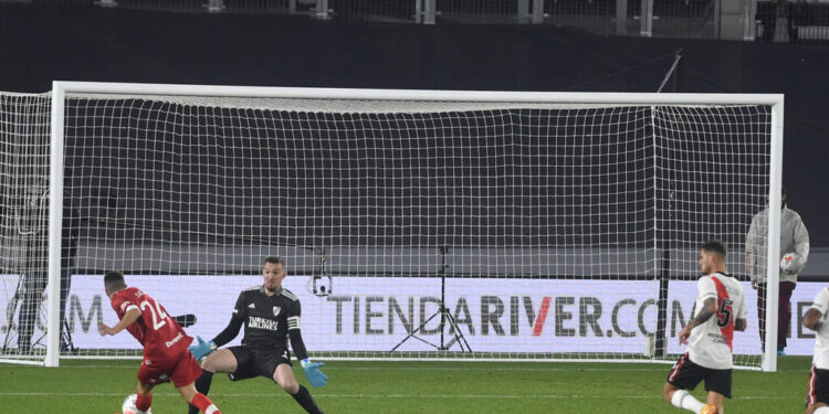 Un River alternativo no pudo con Huracán previo al superclásico