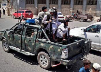 Talibanes atacan a afganos que intentan llegar al aeropuerto de Kabul