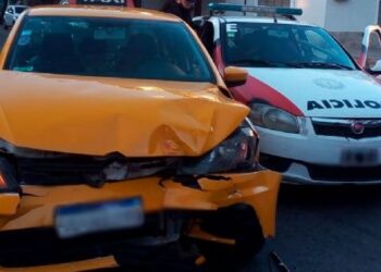 Choque entre un taxi y un patrullero en barrio General Paz